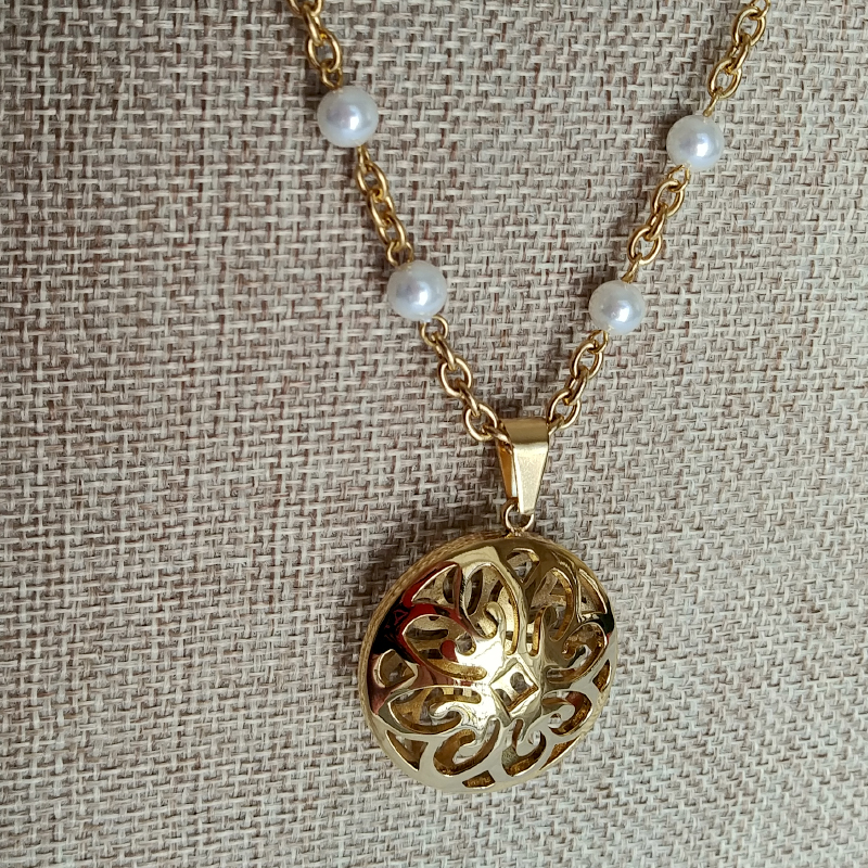 Cadena de perlas y dige calado